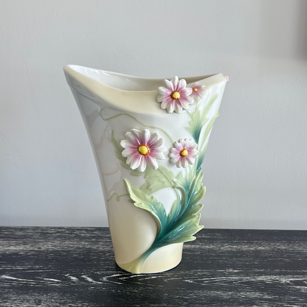 Franz Daisy vase FZ00675 no chips or cracks.